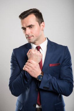 Bilek zarar gibi tutarak çekici iş adamı