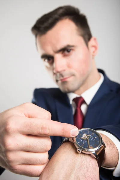 Selective focus of business man showing wrist watch — Stock Photo, Image