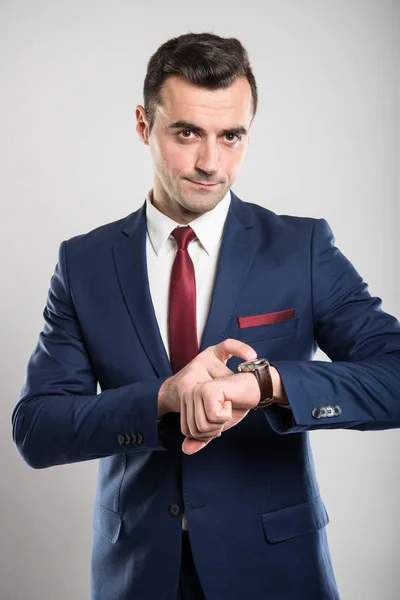 Ritratto di uomo d'affari che mostra orologio da polso come in ritardo — Foto Stock