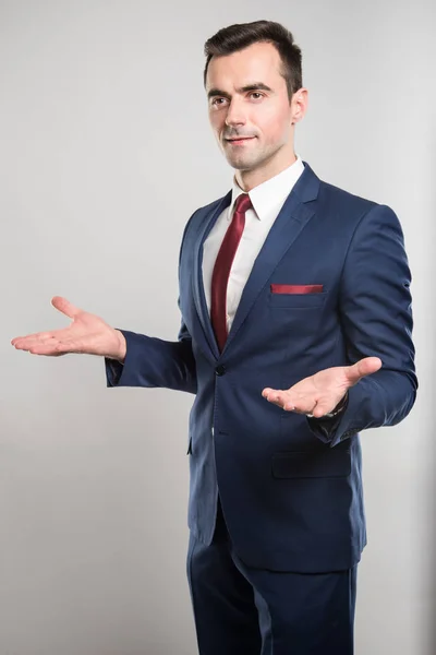 Homem de negócios atraente posando gesto com as mãos como explicar — Fotografia de Stock