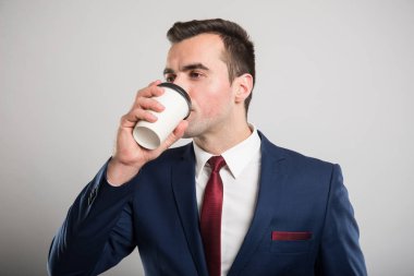Paket servisi olan restoran kahve içme çekici iş adamı 