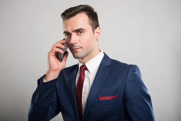 Attractive business man talking at smartphone — Stock Photo, Image