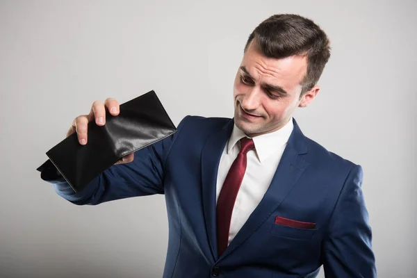 彼の空の財布を見せて魅力的なビジネスの男性 — ストック写真