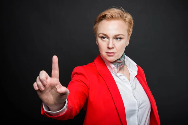 Ritratto di donna d'affari attraente con touchscreen — Foto Stock