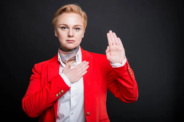 Retrato de mulher de negócios atraente fazendo gesto de juramento — Fotografia de Stock