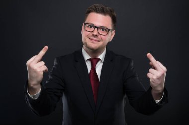 Giydiği siyah takım elbise gösteren çift müstehcen gestur iş adamı