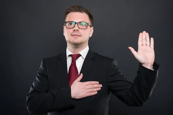 Retrato de homem de negócios vestindo terno preto fazendo o juramento gestur — Fotografia de Stock