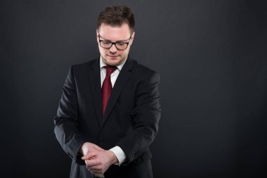 Sleev düzenlenmesi siyah takım elbise giyen işadamı portresi