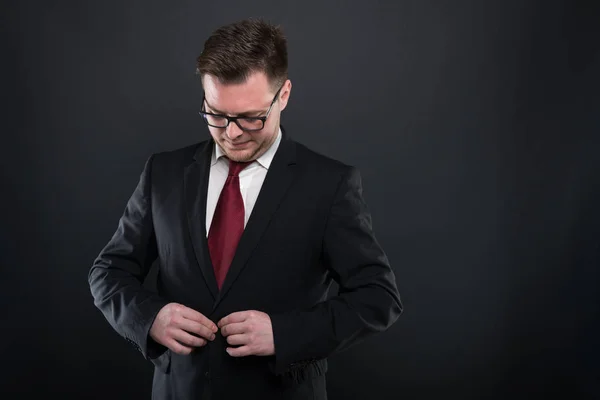 Portret van zakenman dragen zwarte pak dichtknopen sweater — Stockfoto