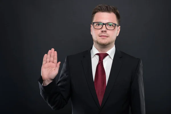 Retrato del hombre de negocios con traje negro haciendo gesto juramento — Foto de Stock