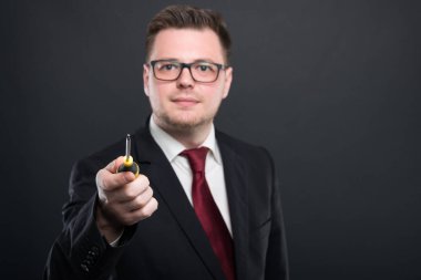 İş adamı screwdrive tutan seçici odak