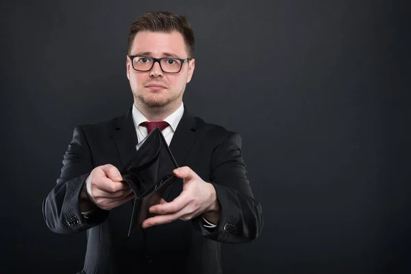 Retrato del hombre de negocios mostrando la valla vacía — Foto de Stock