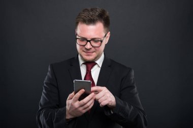 İş genç adam siyah smartphon tarama