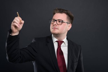 Grafik kalemi ile yazma iş genç adam