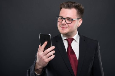 İş genç adam siyah smartphon arıyorsunuz