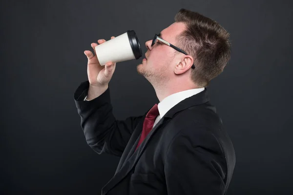 Vista lateral del hombre de negocios bebiendo café para llevar —  Fotos de Stock
