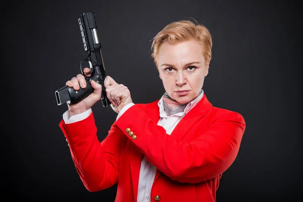 Ritratto di donna d'affari attraente che carica una pistola — Foto Stock