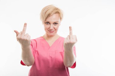 Gösteren müstehcen gest pembe giyen çekici kadın hemşire scrubs