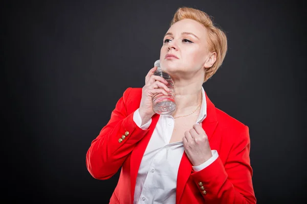 Ritratto di attraente donna d'affari che si raffredda con bottiglia di wat — Foto Stock