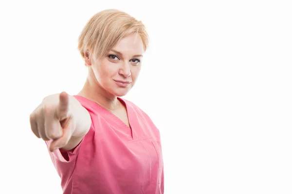 Attraktiv kvinnlig sjuksköterska bär Rosa scrubs pekar kameran — Stockfoto