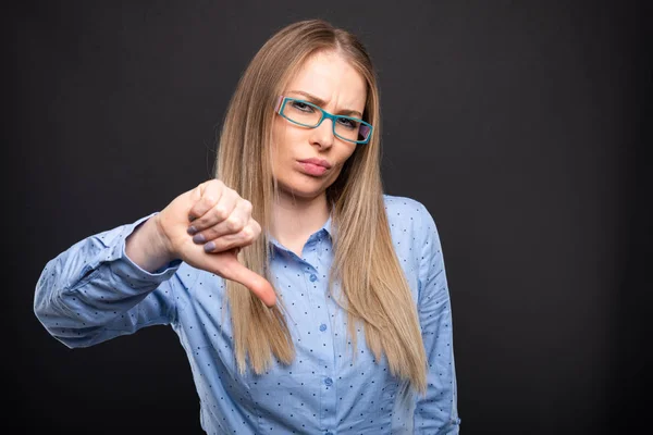 Senhora de negócios vestindo óculos azuis mostrando dow polegar — Fotografia de Stock