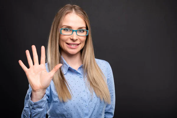 Mujer de negocios con gafas azules mostrando el número cinco —  Fotos de Stock