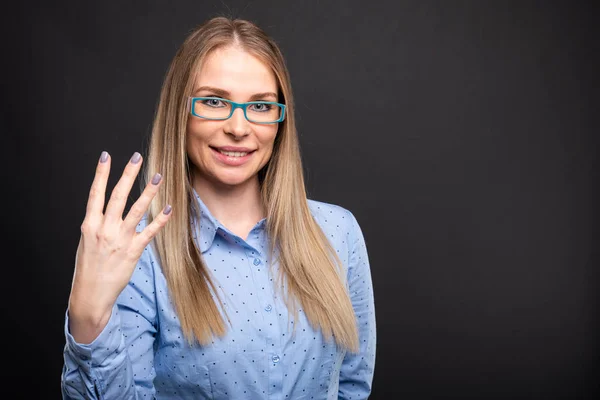 Mujer de negocios con gafas azules mostrando el número fou —  Fotos de Stock