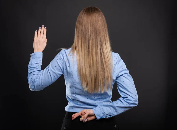 Visão traseira da senhora de negócios fazendo falso juramento gestur — Fotografia de Stock