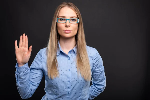 Business lady blauw bril maken van valse eed gestur — Stockfoto