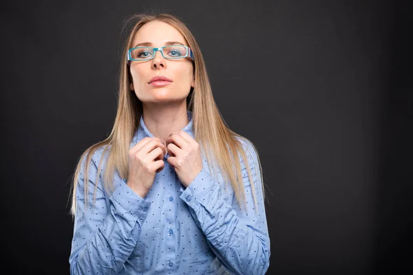 Geschäftsfrau mit blauer Brille knöpft sich ihr Hemd zu — Stockfoto