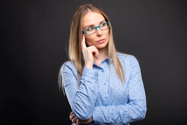 Geschäftsfrau mit blauer Brille posiert wie Denker — Stockfoto