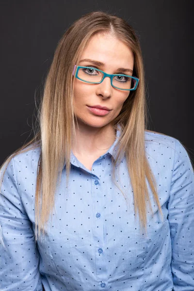 Mujer de negocios con gafas azules posando mirando sa —  Fotos de Stock