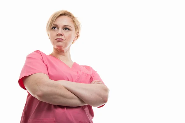 Медсестра под низким углом, стоящая со скрещенными руками — стоковое фото