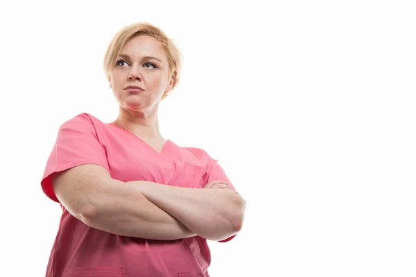 Niedriger Winkel der Krankenschwester, die mit verschränkten Armen steht — Stockfoto