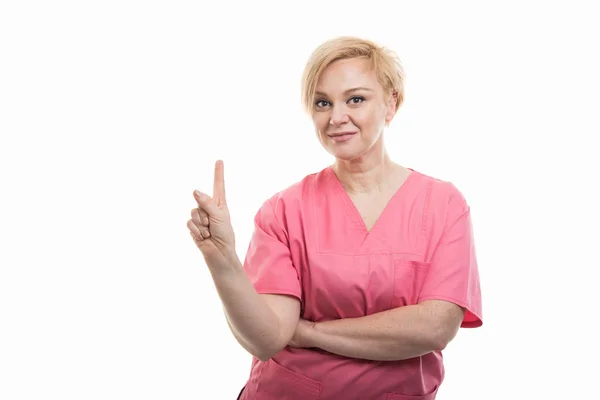 Enfermeira feminina vestindo esfoliação rosa fazendo gesto ideia — Fotografia de Stock