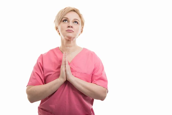 漂亮的女护士穿着粉红色的磨砂做祈祷 gestur — 图库照片