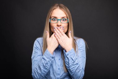 İş kadını gibi sessiz gest ağzı kapsayan mavi gözlük