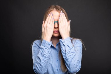 İş kadın gözleri kapsayan mavi gözlük gibi kör gest