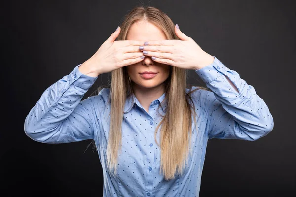 Senhora de negócios vestindo óculos azuis cobrindo os olhos como o mais cego — Fotografia de Stock