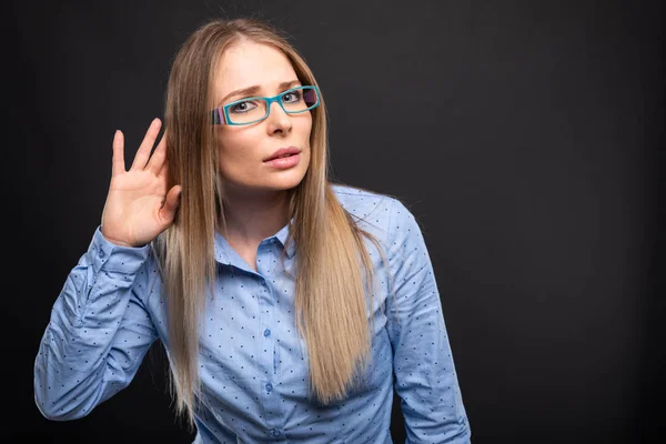 Geschäftsfrau mit blauer Brille zeigt keine Geste — Stockfoto