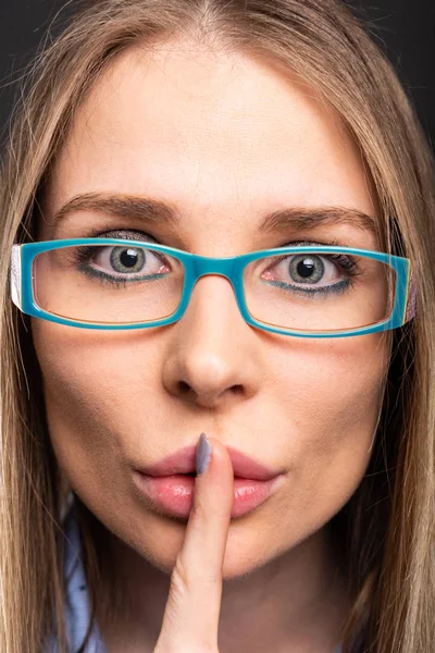 Close-up de senhora de negócios mostrando silêncio gestur — Fotografia de Stock