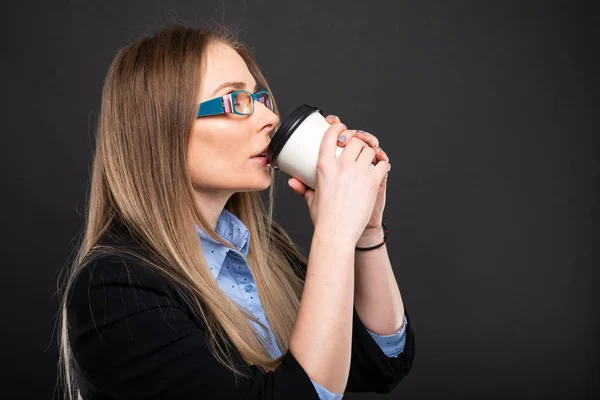 Mujer de negocios con gafas azules bebiendo café a g —  Fotos de Stock
