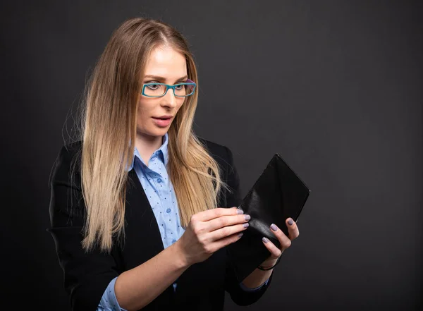 Business lady dragen blauw bril controleren walle — Stockfoto