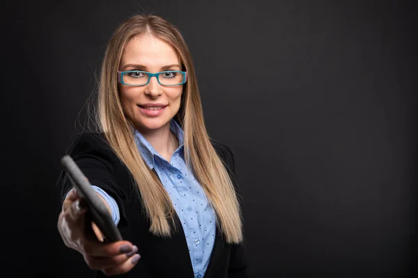 Mujer de negocios con gafas azules entregando smartphon —  Fotos de Stock