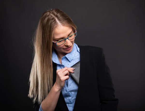 Mujer de negocios con gafas azules poniendo billetera en el bolsillo —  Fotos de Stock