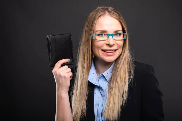 Mujer de negocios con gafas azules sosteniendo walle —  Fotos de Stock