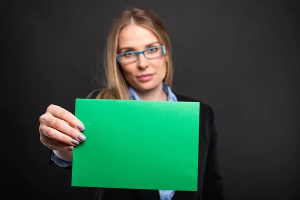 Business lady blauw bril met groene cardboar — Stockfoto