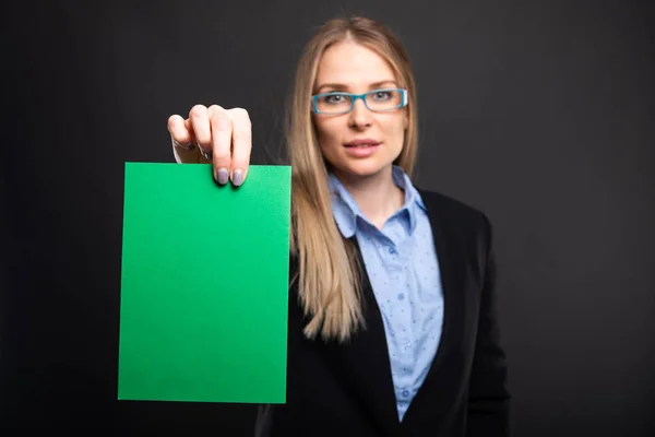 Selectieve aandacht van zakelijke dame houdt van groen cardboar — Stockfoto