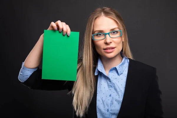 Business lady blauw bril met groene cardboar — Stockfoto