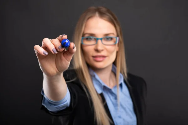 Selektiver Fokus Geschäftsfrau schreibt mit Marke — Stockfoto